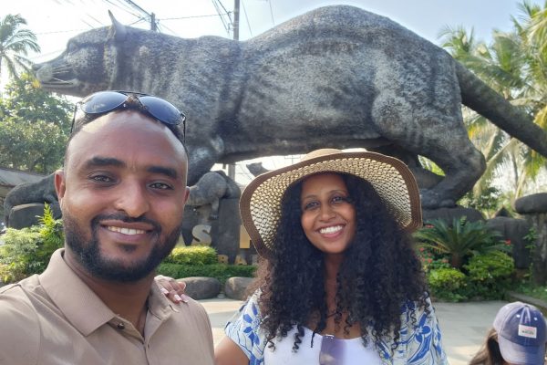 What should men expect in a romantic relationship?